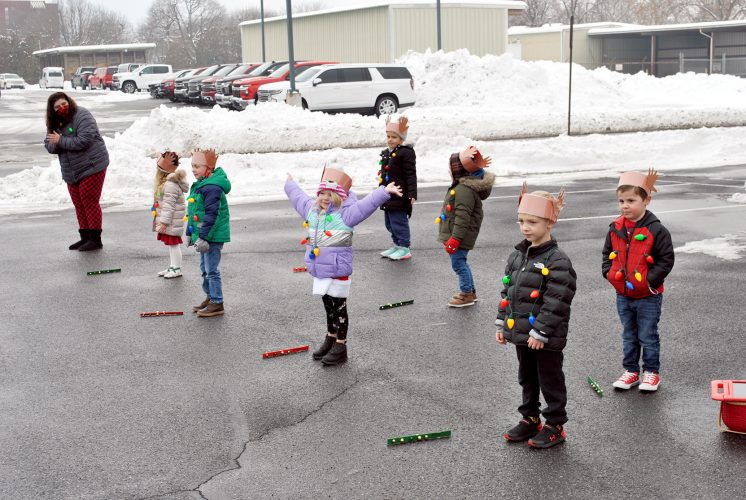 Preschoolers at Acorn School share holiday spirit with parents | News, Sports, Jobs - Vimarsana News